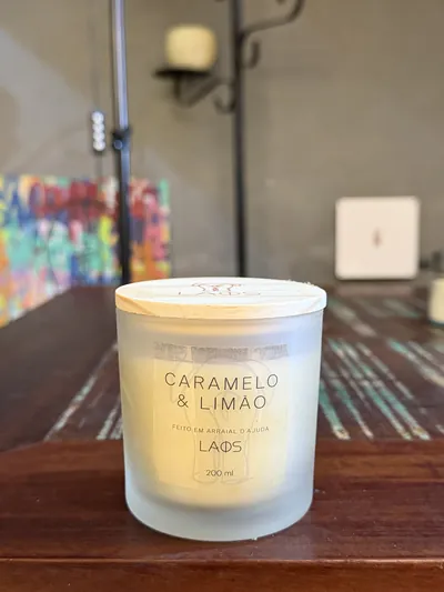 Foto de celular da vela Caramelo e Limão sobre o balcão da loja