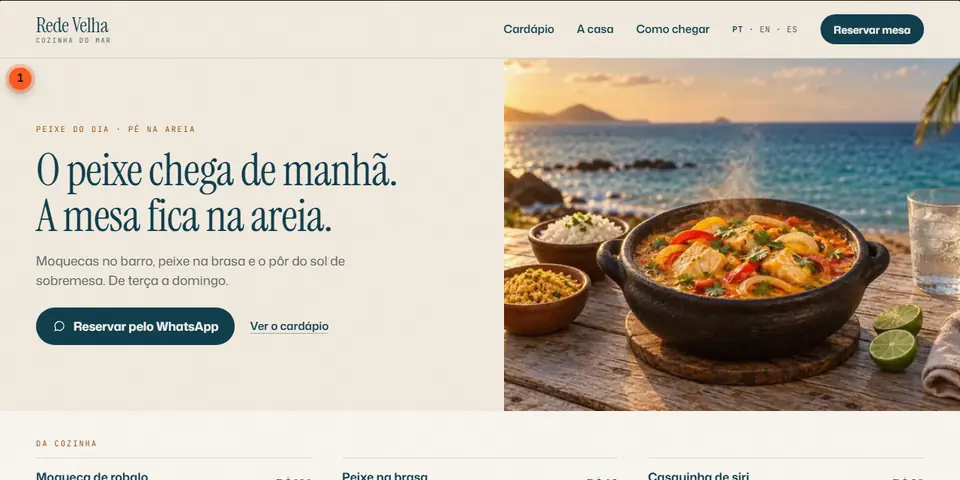 O site da Rede Velha no computador: menu no alto, texto à esquerda, foto da moqueca à direita e o cardápio em três colunas.