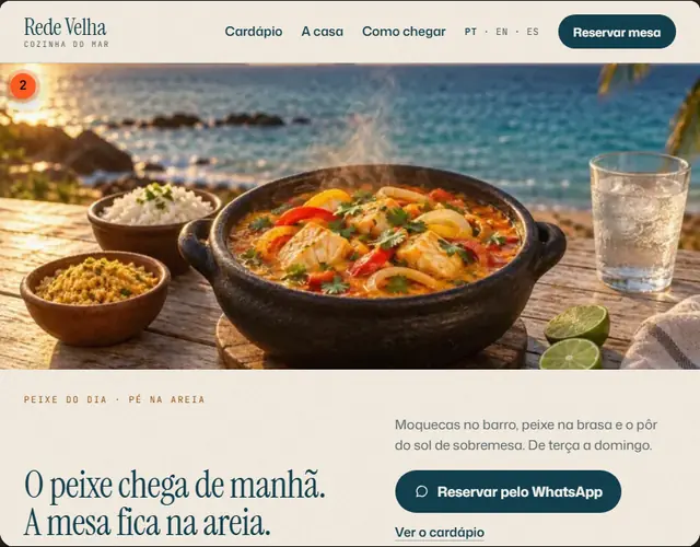 O mesmo site no tablet: a foto ocupa a largura toda e mostra o mar; o cardápio passa a duas colunas.